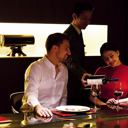 The Gate Hotel Tokyo By Hulic Kültér fotó A butler serving wine at a restaurant
