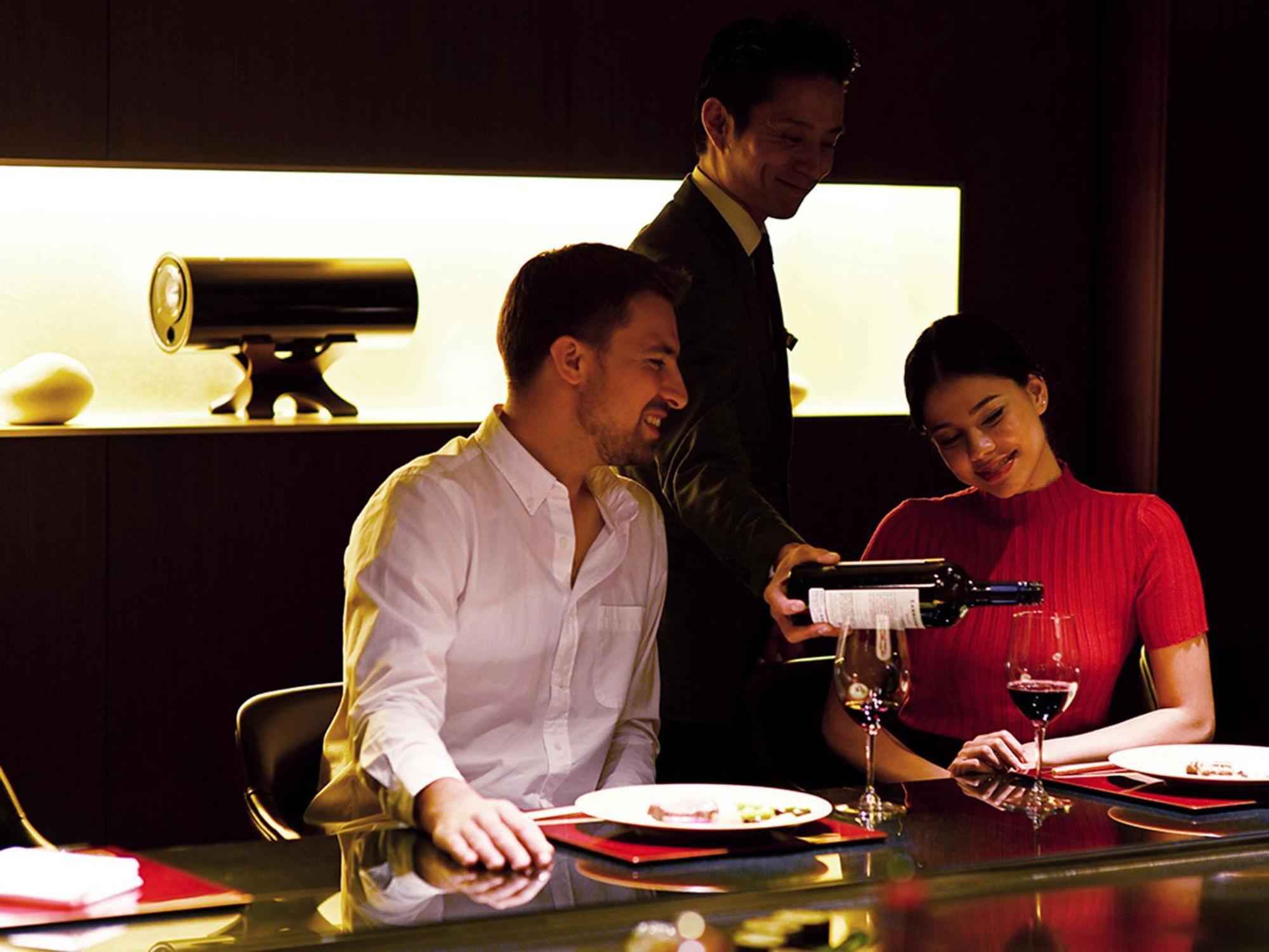 The Gate Hotel Tokyo By Hulic Kültér fotó A butler serving wine at a restaurant